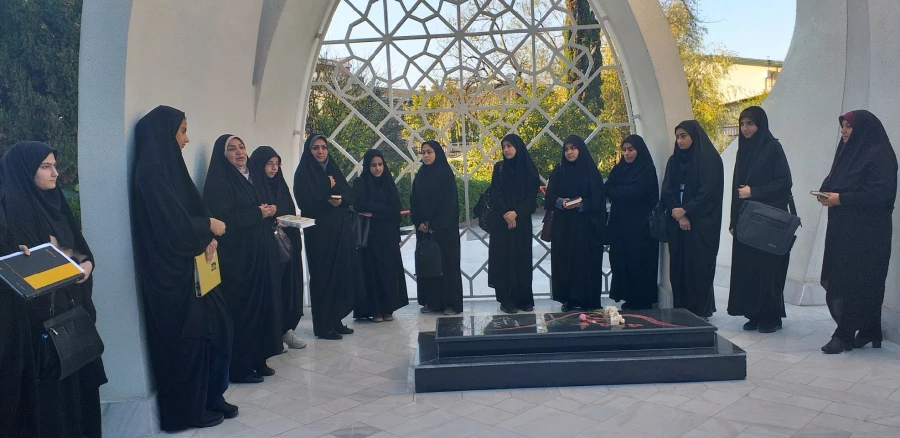 غبارروبی و عطرافشانی مزار شهید گمنام در بزرگداشت آغاز امامت حضرت ولیعصر (عج) و هفته قرآنی