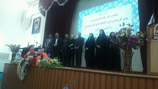 تقدیر از کتابدار و دانشجویان همیار کتاب پردیس در مراسم تجلیل از کتابداران در پردیس دکتر شریعتی