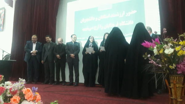 تقدیر از کتابدار و دانشجویان همیار کتاب پردیس در مراسم تجلیل از کتابداران در پردیس دکتر شریعتی