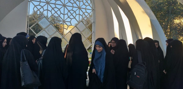 حضور دانشجویان، اساتید و کارکنان پردیس فاطمه الزهرا (س) ساری در مزار شهدای گمنام به مناسبت هفته بسیج