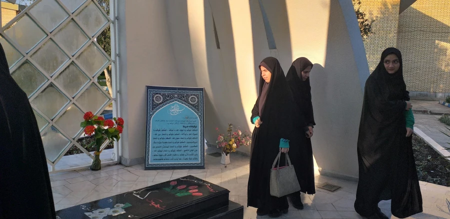 حضور دانشجویان، اساتید و کارکنان پردیس فاطمه الزهرا (س) ساری در مزار شهدای گمنام به مناسبت هفته بسیج