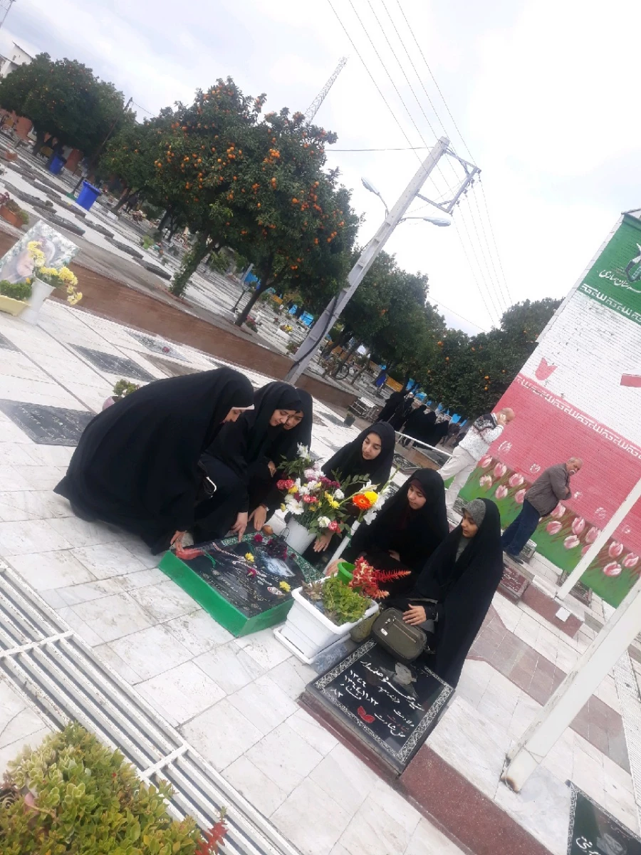 حضور دانشجویان پردیس فاطمه الزهرا س ساری به همراه امام جماعت پردیس در گلزار شهدا