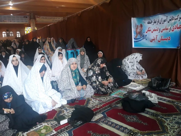 حضور دانشجویان به همراه امام جماعت پردیس در نماز سیاسی _ عبادی جمعه