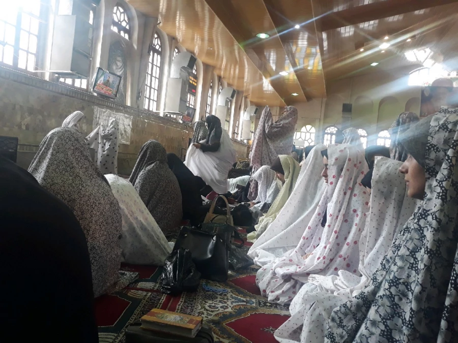 حضور دانشجویان به همراه امام جماعت پردیس در نماز سیاسی _ عبادی جمعه