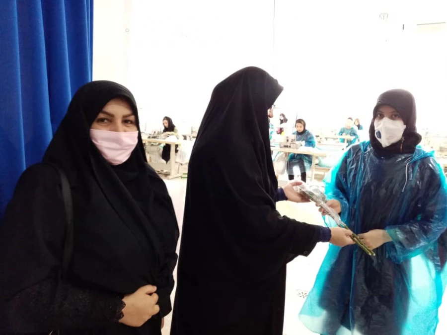 بازدید مسئولین پردیس فاطمه الزهرا(س)  از کارگاه گروه جهادی تولید ماسک  و لباس کادر درمان با همت دانشجویان پردیس 2
