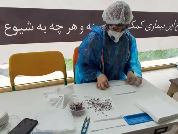 بازدید مسئولین پردیس فاطمه الزهرا(س)  از کارگاه گروه جهادی تولید ماسک  و لباس کادر درمان با همت دانشجویان پردیس 2