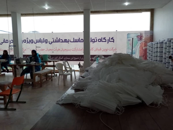 بازدید مسئولین پردیس فاطمه الزهرا(س)  از کارگاه گروه جهادی تولید ماسک  و لباس کادر درمان با همت دانشجویان پردیس 2