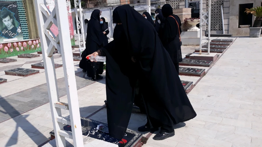 غبارروبی و عطرافشانی مزار شهدای دفاع مقدس ، مدافعان حرم و مدافعان سلامت به مناسبت هفته دفاع مقدس  7